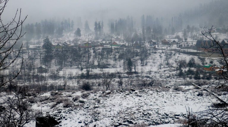 Rains lash Srinagar, other plains; snowfall in Pahalgam, Gulmarg, Kokernag