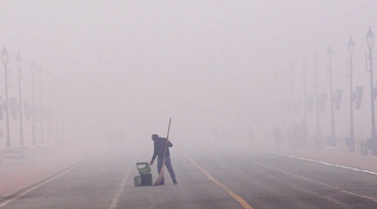 Delhi Records 9°C as City Awakens to Cold New Year’s Morning; Multiple Train Delays, IMD Issues Fog Alert
