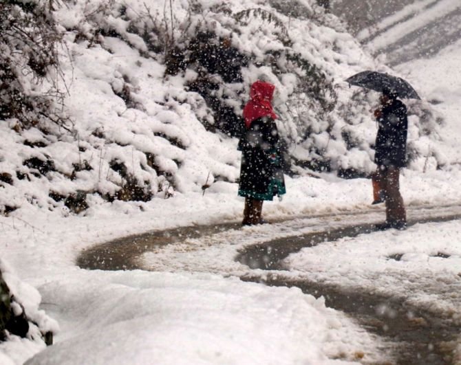 Kashmir Encounters Chilly Stasis as Anticipation for Rain and Snow Persists