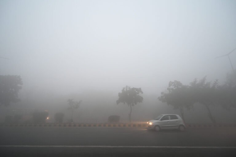 Moderate Fog Engulfs Delhi as Minimum Temperature Stabilizes at 8.9 Degrees Celsius
