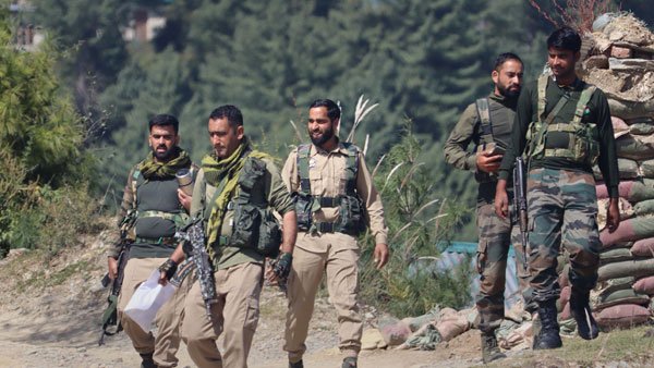 New Year Celebrations Unfold at LoC Village in Jammu and Kashmir with Soldiers and Locals Joining in Tea and Dance