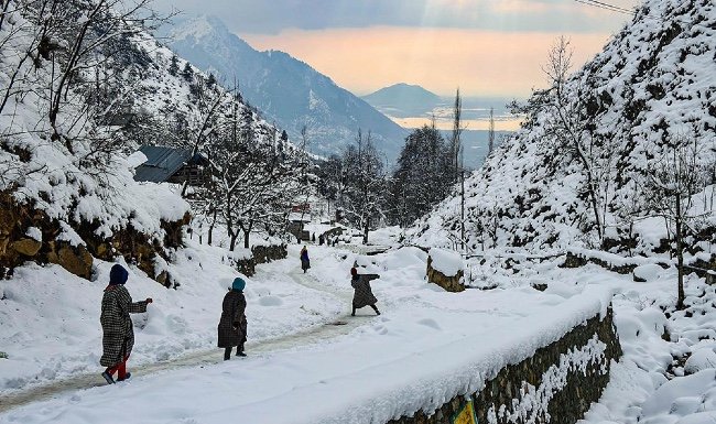 Severe Cold Wave Tightens Its Grip on Kashmir