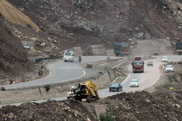 Jammu-Srinagar National Highway Opens For Traffic Jammu-Srinagar National Highway Opens For Traffic