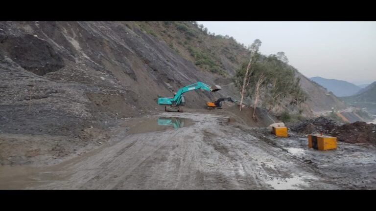 Jammu-Srinagar National Highway Partially Opened For Traffic; Stranded Vehicles Being Cleared