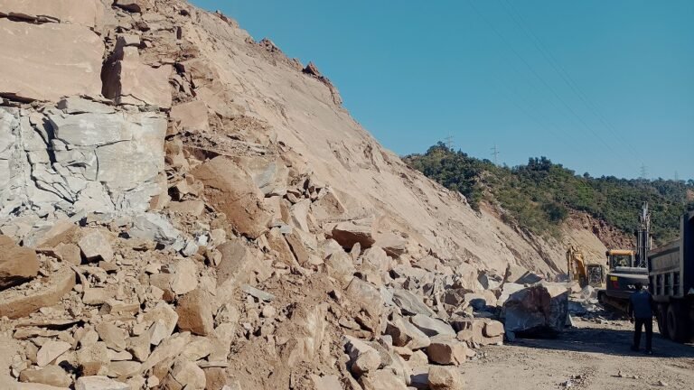Traffic Disrupted on Srinagar-Jammu Highway Following Boulder Slide